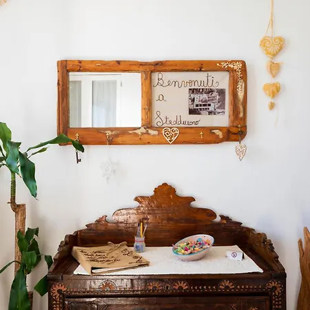 לינה וארוחת בוקר Steddueoro 3*